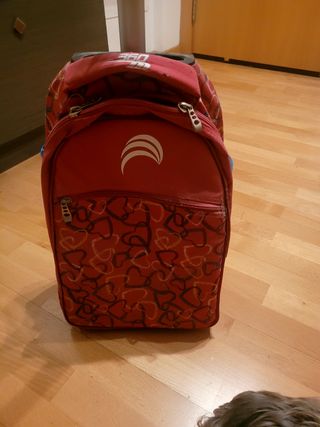 Mochila escolar roja con corazones