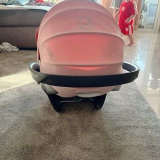 Silla de coche y capazo rosa
