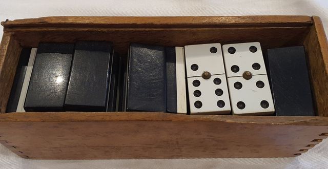Antiguo dominó completo con caja