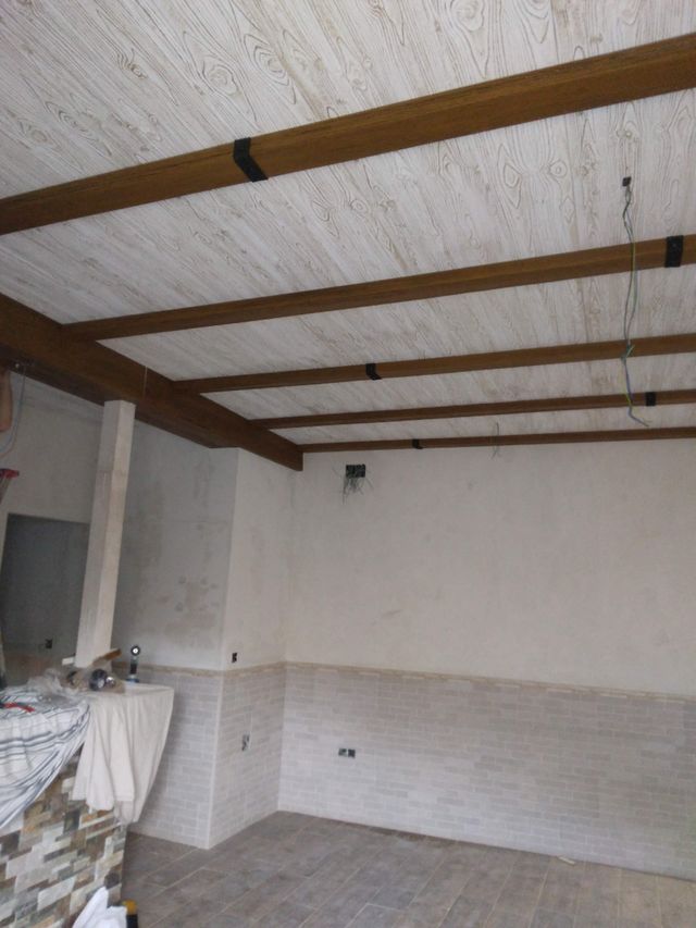 Vigas y paneles imitación madera