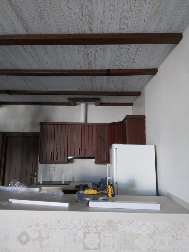 Vigas y paneles imitación madera