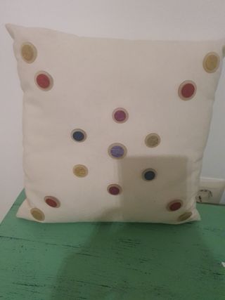 Cojín decorativo con botones de colores