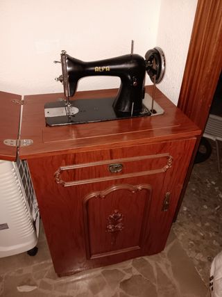 Máquina de coser antigua Alfa