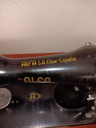Máquina de coser antigua Alfa