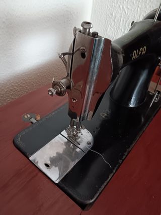 Máquina de coser antigua Alfa