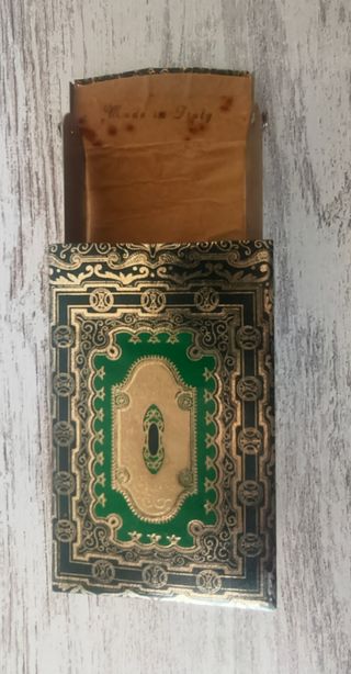 Caja antigua decorada