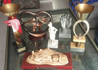Trofeos y figuras decorativas variadas