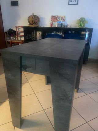 Tavolo consolle grigio effetto cemento 
