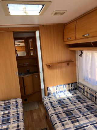 Caravana 6,5m 2004 4 plazas precio negociable 