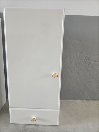 Armario blanco con tiradores de pez