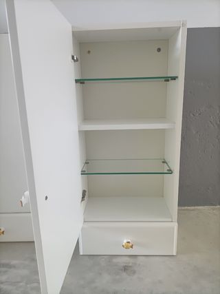 Armario blanco con tiradores de pez