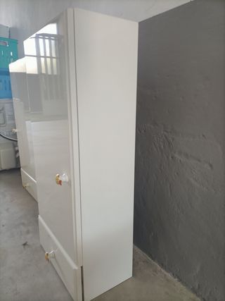 Armario blanco con tiradores de pez