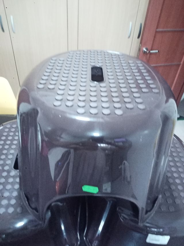 Taburete bajito marrón de plástico