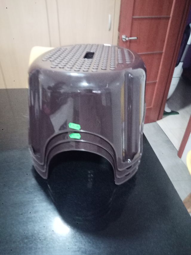 Taburete bajito marrón de plástico