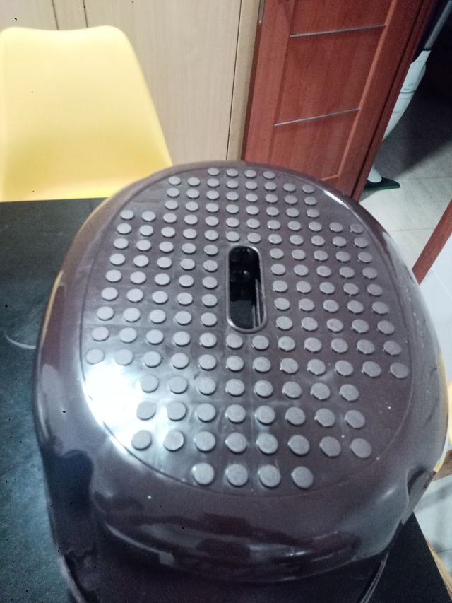 Taburete bajito marrón de plástico