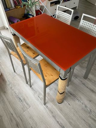 Mesa extensible y 4 sillas comedor/cocina