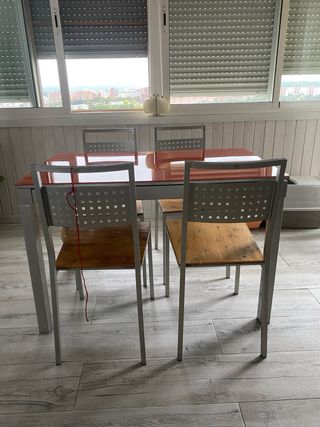 Mesa extensible y 4 sillas comedor/cocina