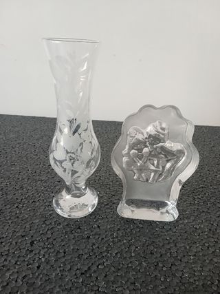 Vaso in vetro decorato e statuetta