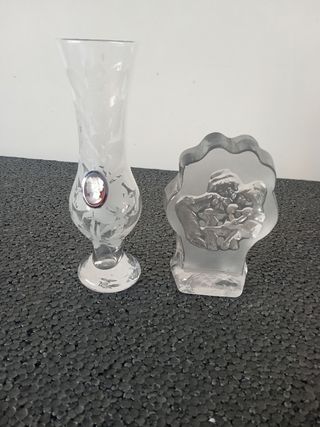 Vaso in vetro decorato e statuetta