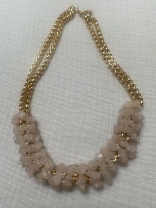 Collar Dorado con Piedras Rosas