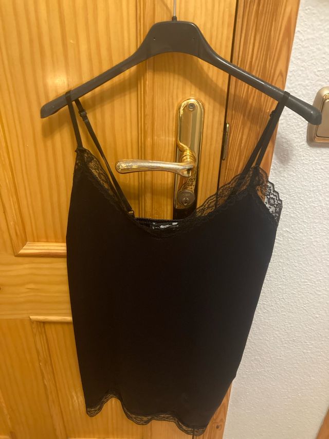 Camiseta negra con encaje