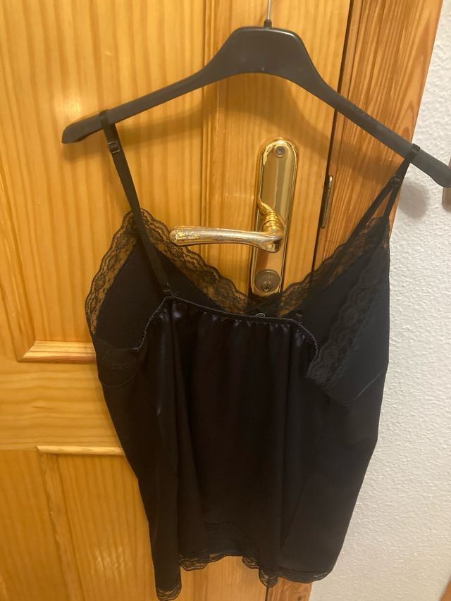 Camiseta negra con encaje