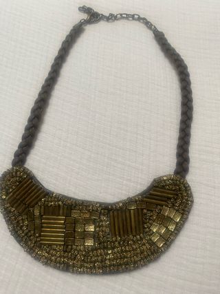 Collar dorado con trenzado