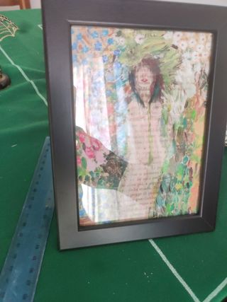 Quadretto decorativo con fiori e figura