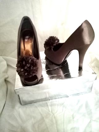 Zapatos de fiesta bronce con pompón