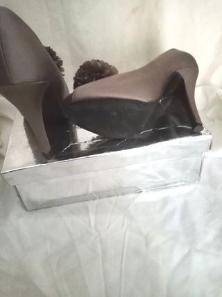 Zapatos de fiesta bronce con pompón