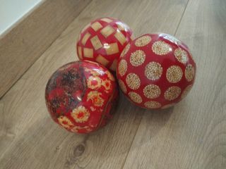 Sfere decorative con design in legno e plastica