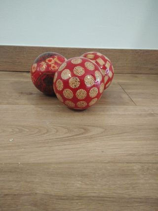 Sfere decorative con design in legno e plastica