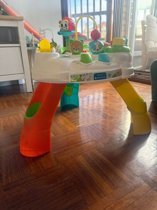 Mesa de actividades para bebé