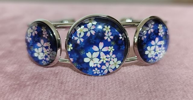 Bracciale rigido con fiori giapponesi