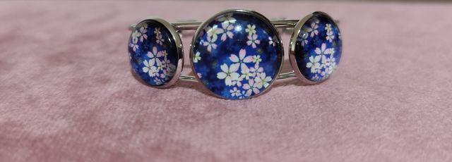 Bracciale rigido con fiori giapponesi
