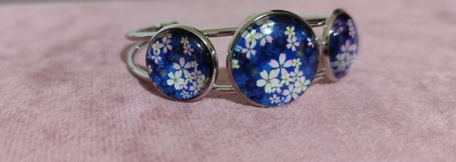 Bracciale rigido con fiori giapponesi
