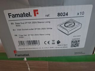 Enchufe de pared blanco Famatel 8024