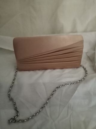Bolso de fiesta beige con cadena plateada