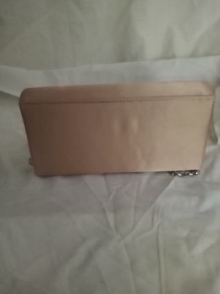 Bolso de fiesta beige con cadena plateada