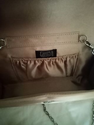 Bolso de fiesta beige con cadena plateada
