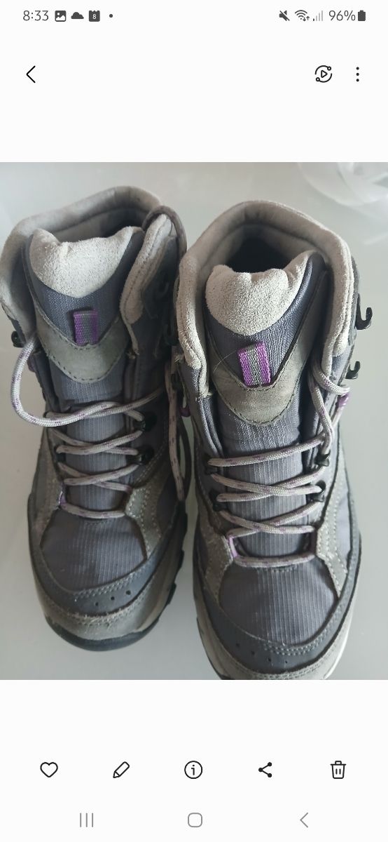 Botas de senderismo grises y moradas