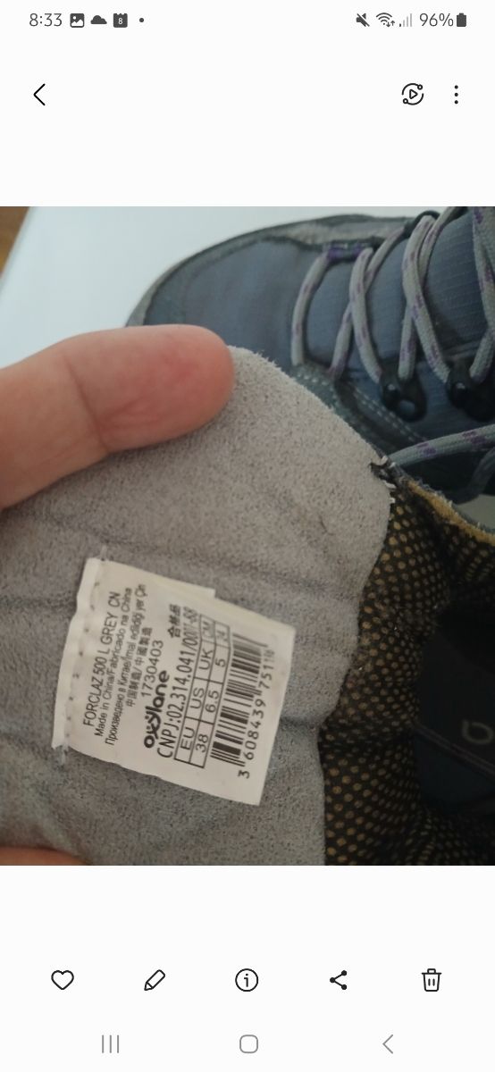 Botas de senderismo grises y moradas