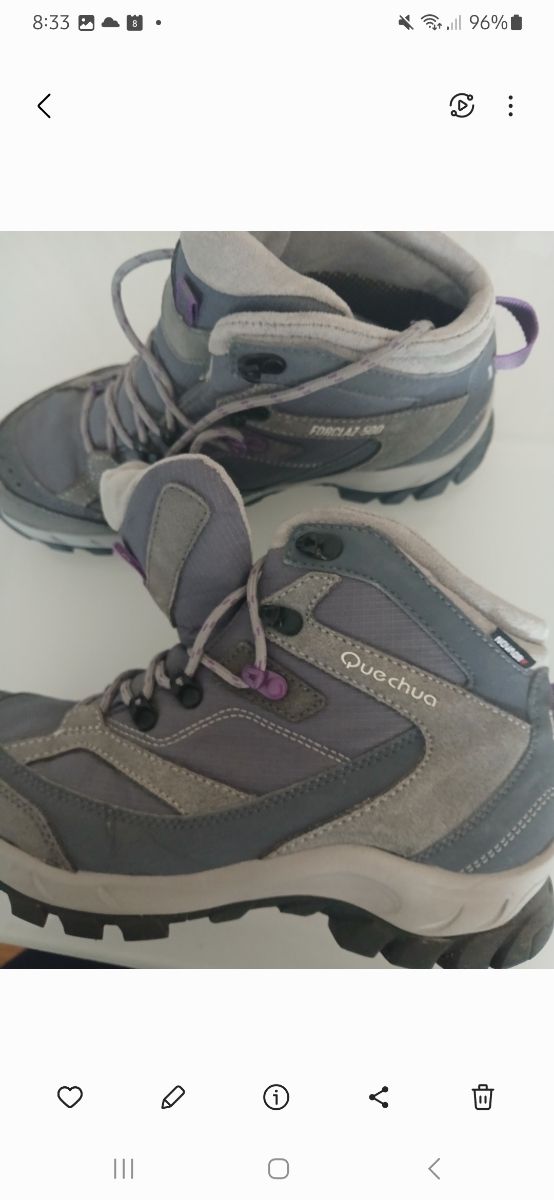 Botas de senderismo grises y moradas