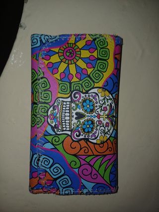 Tabaquera con diseño de calavera