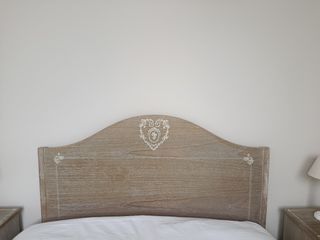 Cabecero de madera con diseño