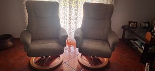 Poltrone in tessuto beige con poggiapiedi