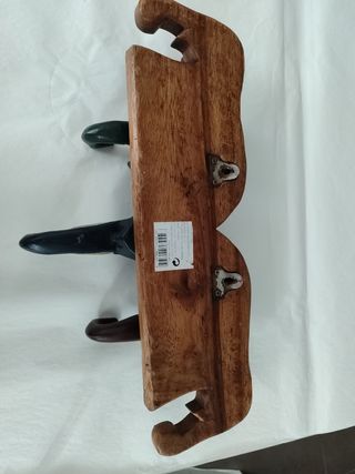 Perchero de madera con elefantes con trompa