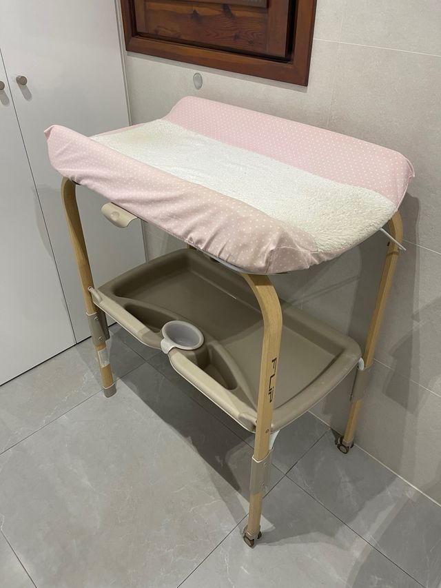 Cambiador de bebé con bandeja