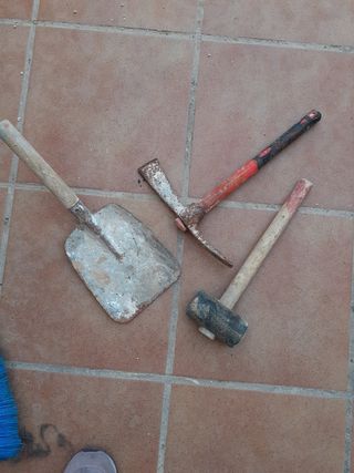 Herramientas de albañilería: pala, piqueta y mazo