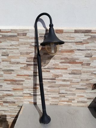 Lampione stradale nero per giardino o piscina